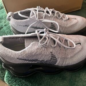 NEW Nike air max scorpion Gray Knit Sneakers size 9.5. Beautiful and comfortably